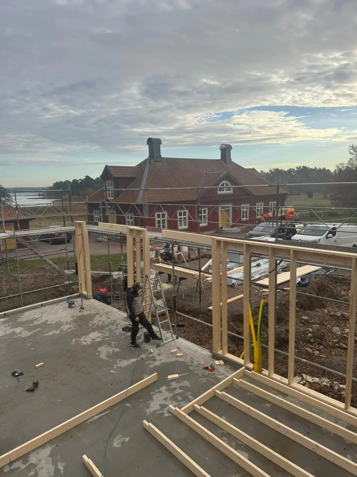 Badrumsrenovering Kalmar - Modern väggmonterad toalett av NBOS AB