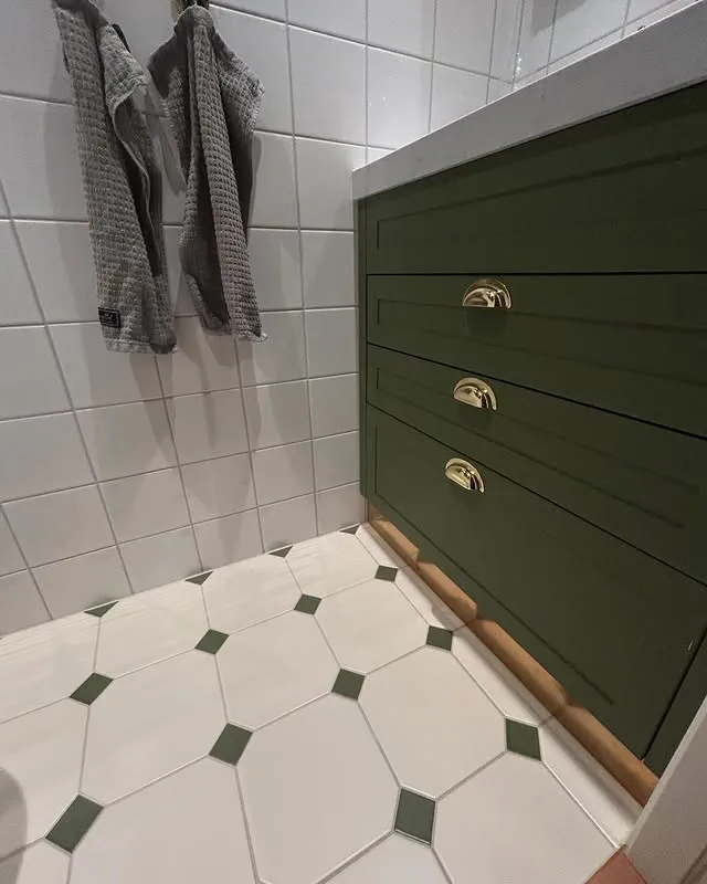 Badrumsrenovering Kalmar - Klassiskt oktagonalt golv av NBOS AB