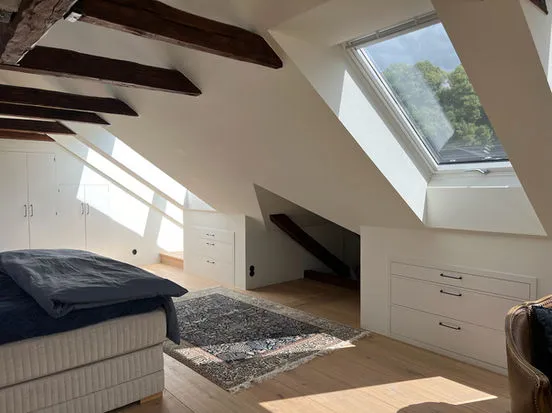 Totalrenovering i Kalmar - Vindsvåning med synliga bjälkar av NBOS AB